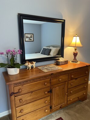 Iron/ironing board, free WiFi, bed sheets - Fernwood Guesthouse Garden Room, 1 of 2, near Dreams Park and Arnold Lake (Milford)