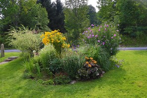 Property grounds - Gardenview - Near All Star Village, beautiful gardens, scenic private pond (Otego)