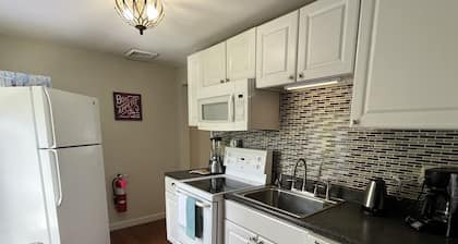 Goose Pond Two less than 1 mile from ASV, Immaculate 2nd floor apartment