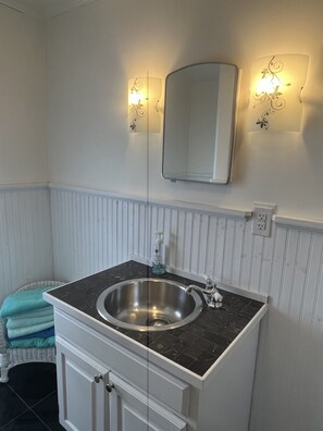 Bañera con ducha, secador de pelo, toallas