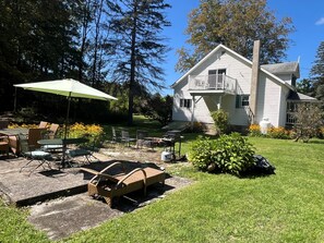 Outdoor dining - Hemlock - Quiet neighborhood, fire pit, large backyard, near All Star Village (Oneonta)