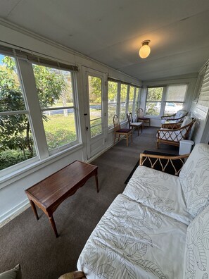 TV - Hemlock - Quiet neighborhood, fire pit, large backyard, near All Star Village (Oneonta)