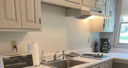 Highland Haven Under 5 minutes to All Star, 2nd floor studio, private entrance