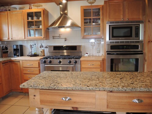 Hillview Manor- close to Dreams Park, game room, fire pit