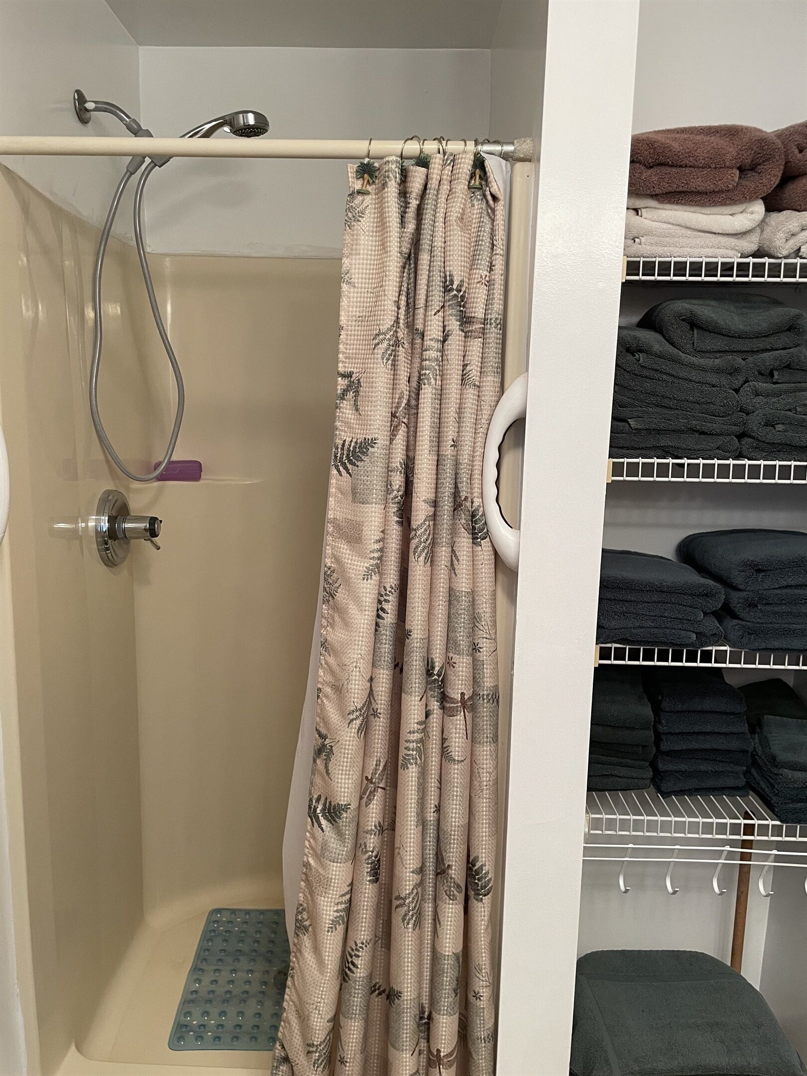 Combined shower/tub, hair dryer, towels