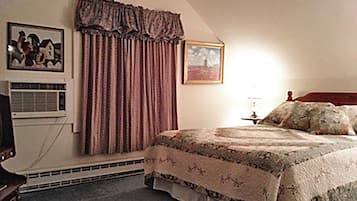 Une chambre à coucher avec un lit, une fenêtre avec des rideaux, un tableau au mur et un radiateur.