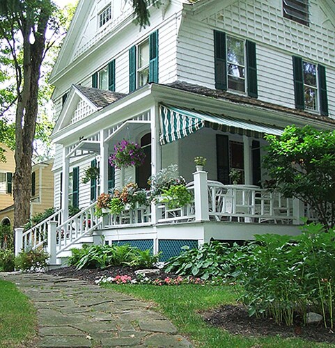 Nelson Pines The Suite - 1 of 3 private rooms in Victorian Home in Cooperstown