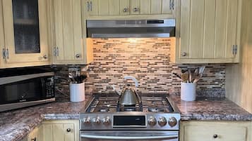 Geladeira, micro-ondas, fogão, cooktop
