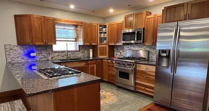 Phoenix Hill - Spacious, 7bdrm home, pool, game room and long distance views