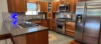 Phoenix Hill - Spacious, 7bdrm home, pool, game room and long distance views