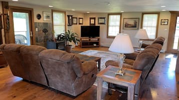 Una televisión, un reproductor de DVD, un futbolín