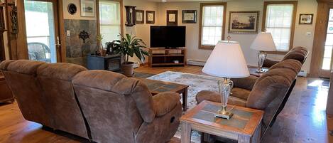 Télévision, lecteur de DVD, baby-foot