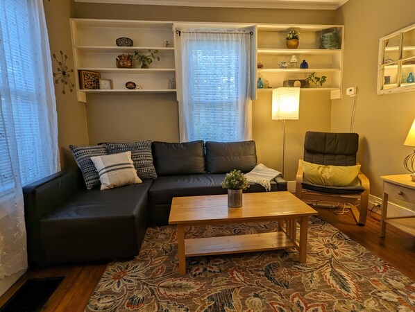 TV, DVD player - Pioneer Cottage Pristine 1 bedroom home, 5 minutes to All Star, private patio (Oneonta)
