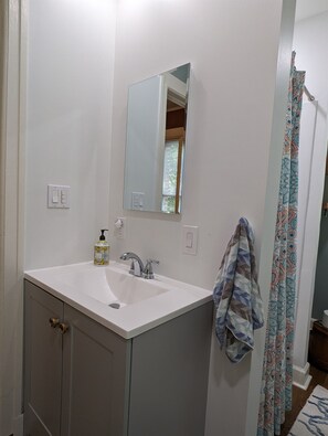 Combined shower/bathtub, hair dryer, towels - Pioneer Cottage Pristine 1 bedroom home, 5 minutes to All Star, private patio (Oneonta)