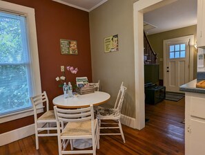 Dining - Pioneer Cottage Pristine 1 bedroom home, 5 minutes to All Star, private patio (Oneonta)