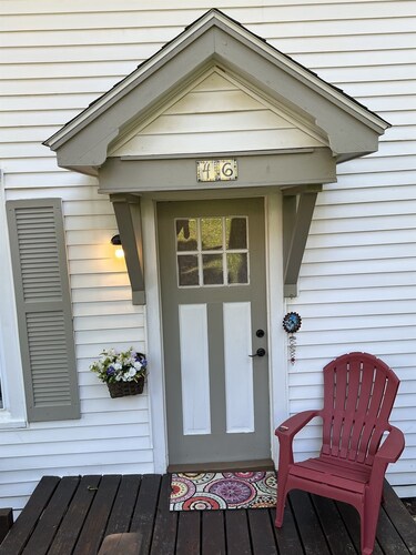 Pioneer Cottage Pristine 1 bedroom home, 5 minutes to All Star, private patio