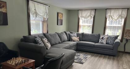 Across from Dream Park - 6 bdrms - 3 baths - game room!