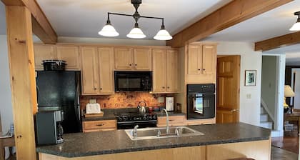 Spruce Hill - Perfect for your team LARGE home sleeps 27, 1 mile to CDP