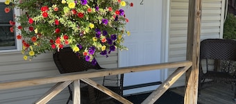 Sunnyside Apartment #2, 1 of 3 - 1/2 mile to Dreams Park gate, pool
