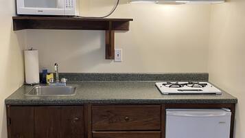 Micro-ondes, plaque de cuisson, cafetière/bouilloire, grille-pain