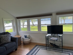 Smart TV - Sunset Retreat - Delightful Cottage on Canadarago Lake (Richfield Springs)