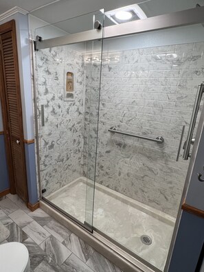Combined shower/tub, hair dryer, towels