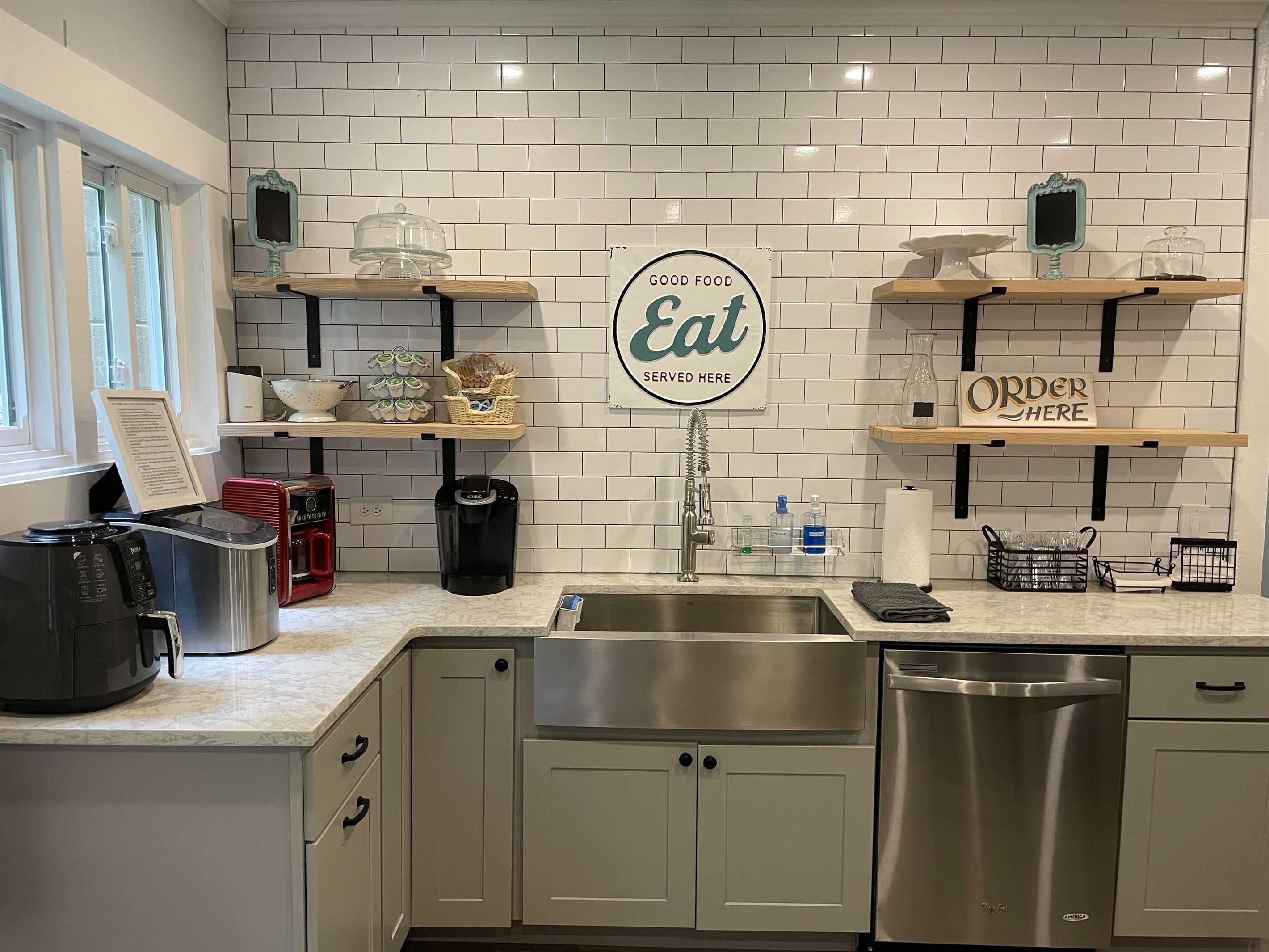 Coffee/tea maker, fridge, microwave, oven