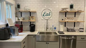 Coffee/tea maker, fridge, microwave, oven