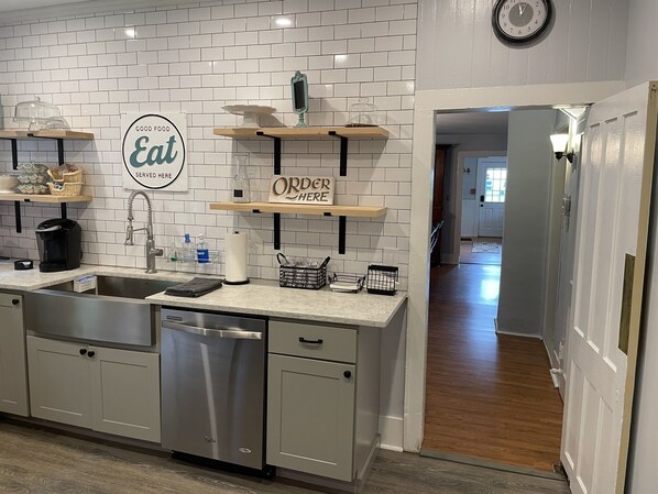 ثلاجة، ميكروويف، فرن، موقد طهي مسطح