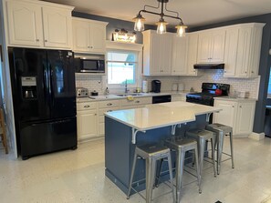 Frigorífico, microondas, horno y placa de cocina