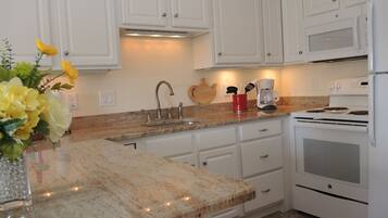 Frigorifero, microonde, forno, piano cottura