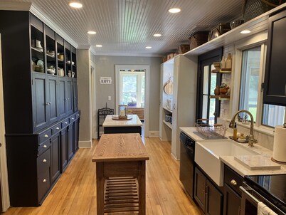 Wake Robin Cottage - Recent renovation 4 bdrm/ 4 bath home close to tournaments