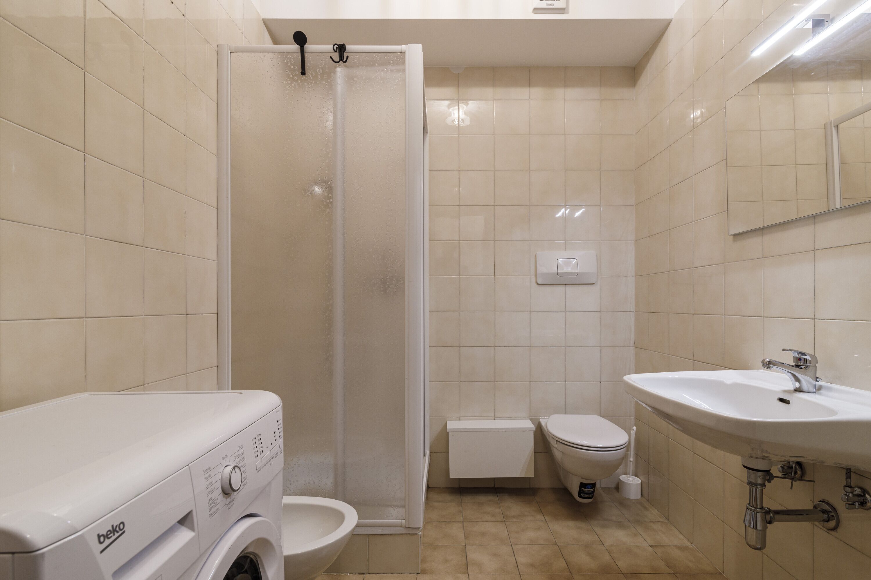 Dusche, Haartrockner, Handtücher