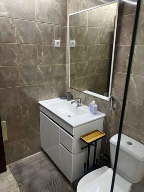 Bathtub, hair dryer, towels - Apartment "Mouramar Vilamoura" with Pool, Wi-Fi, Garden & Balcony (Vilamoura)