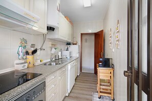 Frigorifero, microonde, piano cottura, lavastoviglie