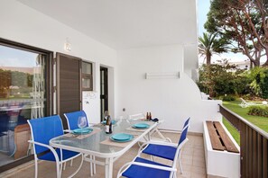 Outdoor dining - Apartment "Mouramar Vilamoura" with Pool, Wi-Fi, Garden & Balcony (Vilamoura)