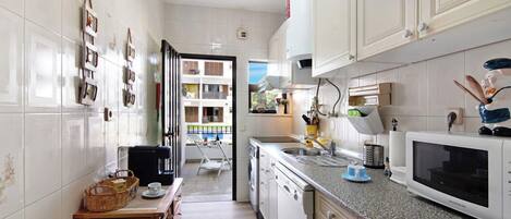 Refrigerador, microondas, placa de cocina, lavavajillas