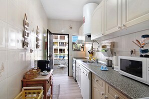 Kühlschrank, Mikrowelle, Herdplatte, Geschirrspüler