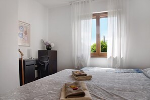 2 habitaciones, tabla de planchar con plancha y ropa de cama 