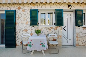 Outdoor dining - Holiday Home "Olympia" with Shared Pool & A/C (Zakynthos)