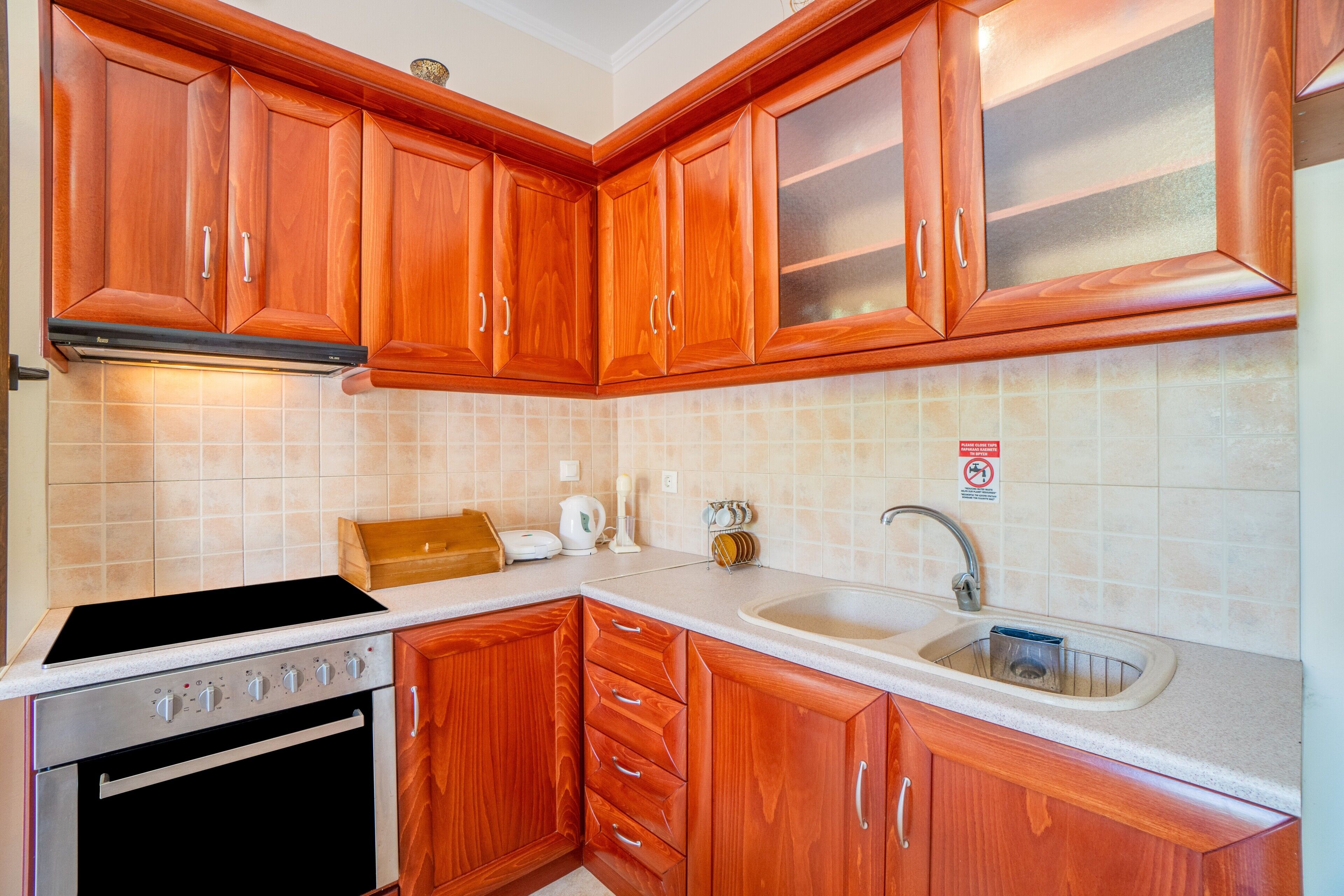 Fridge, oven, stovetop, coffee/tea maker