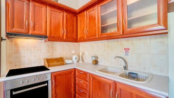 Fridge, oven, stovetop, coffee/tea maker