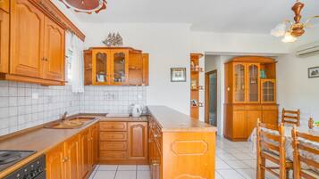 Kühlschrank, Ofen, Herdplatte, Wasserkocher mit Kaffee-/Teezubehör