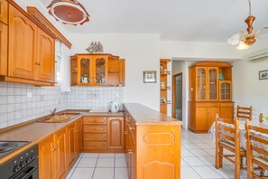 Réfrigérateur, four, plaque de cuisson, cafetière/bouilloire