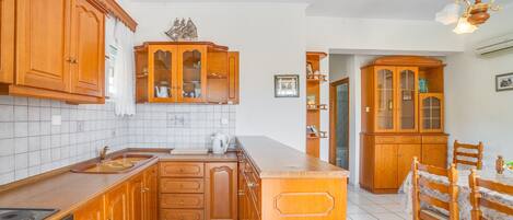 Een koelkast, een oven, een kookplaat, een koffiezetapparaat/waterkoker