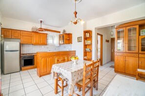 Réfrigérateur, four, plaque de cuisson, cafetière/bouilloire