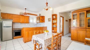 Kühlschrank, Ofen, Herdplatte, Wasserkocher mit Kaffee-/Teezubehör