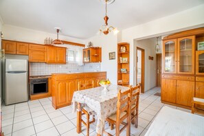 Fridge, oven, stovetop, coffee/tea maker