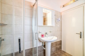 Dusche, kostenlose Toilettenartikel, Haartrockner, Handtücher