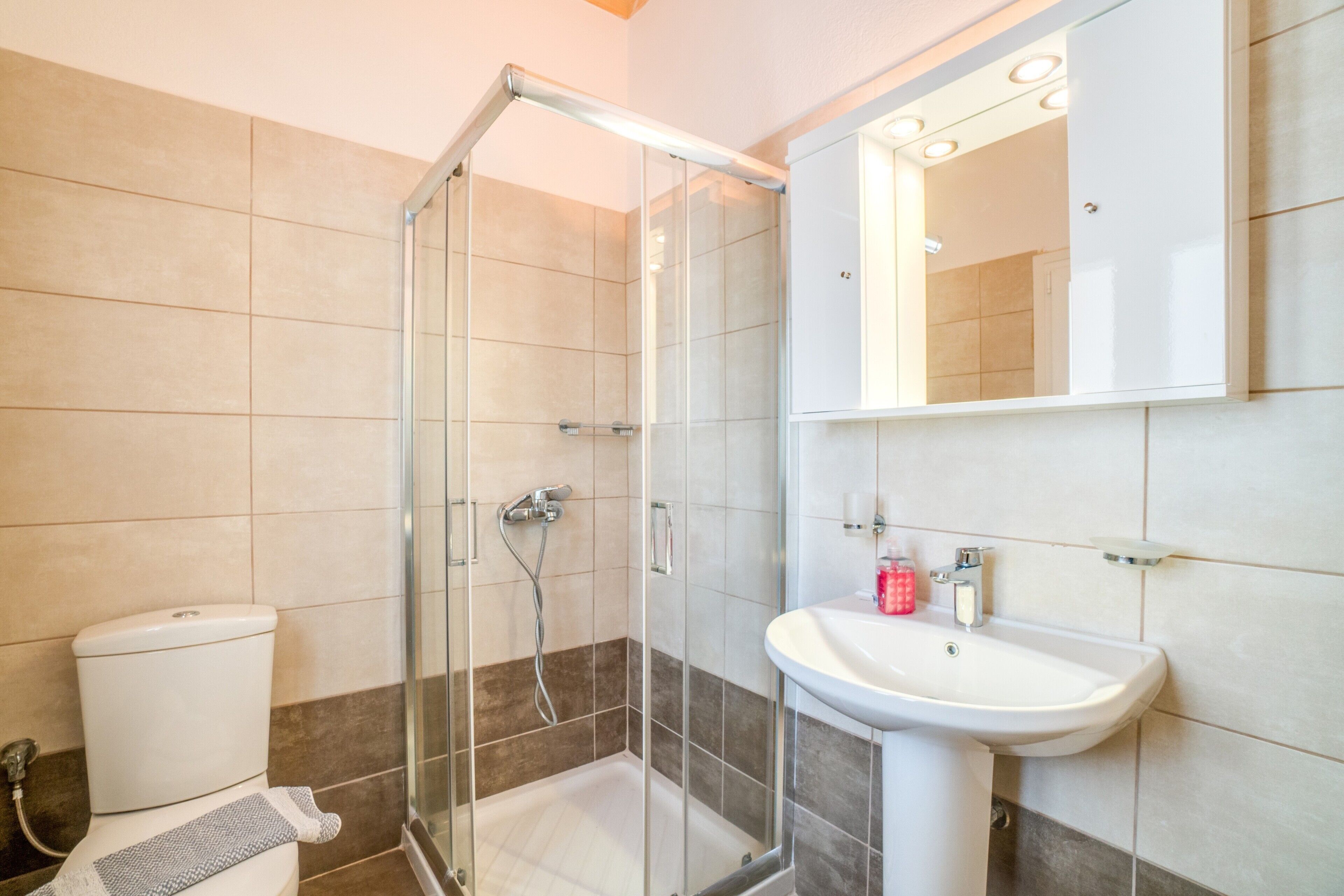 Shower, free toiletries, hair dryer, towels